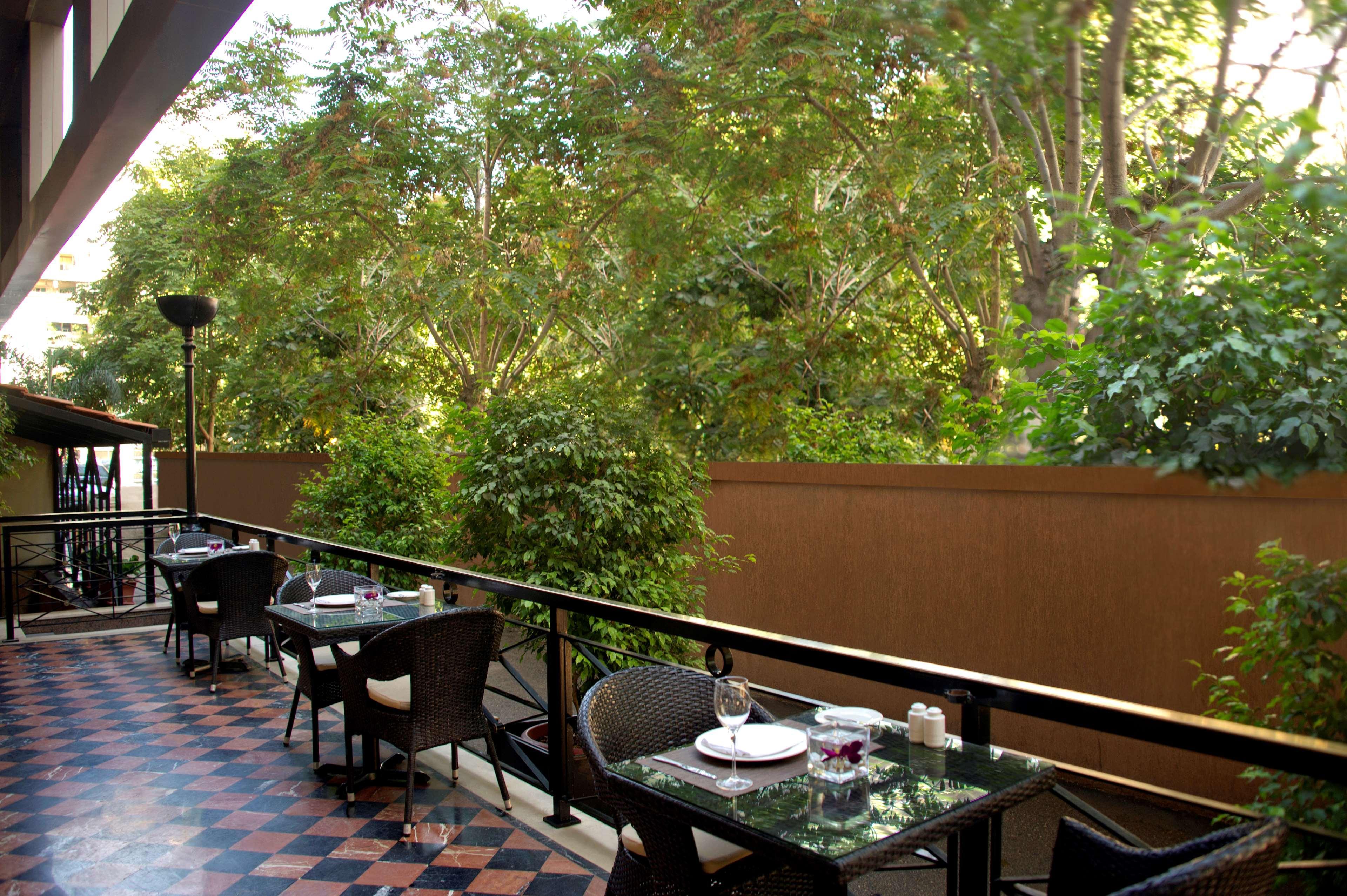 Radisson Blu Martinez Beirut Hotel Екстериор снимка The restaurant
