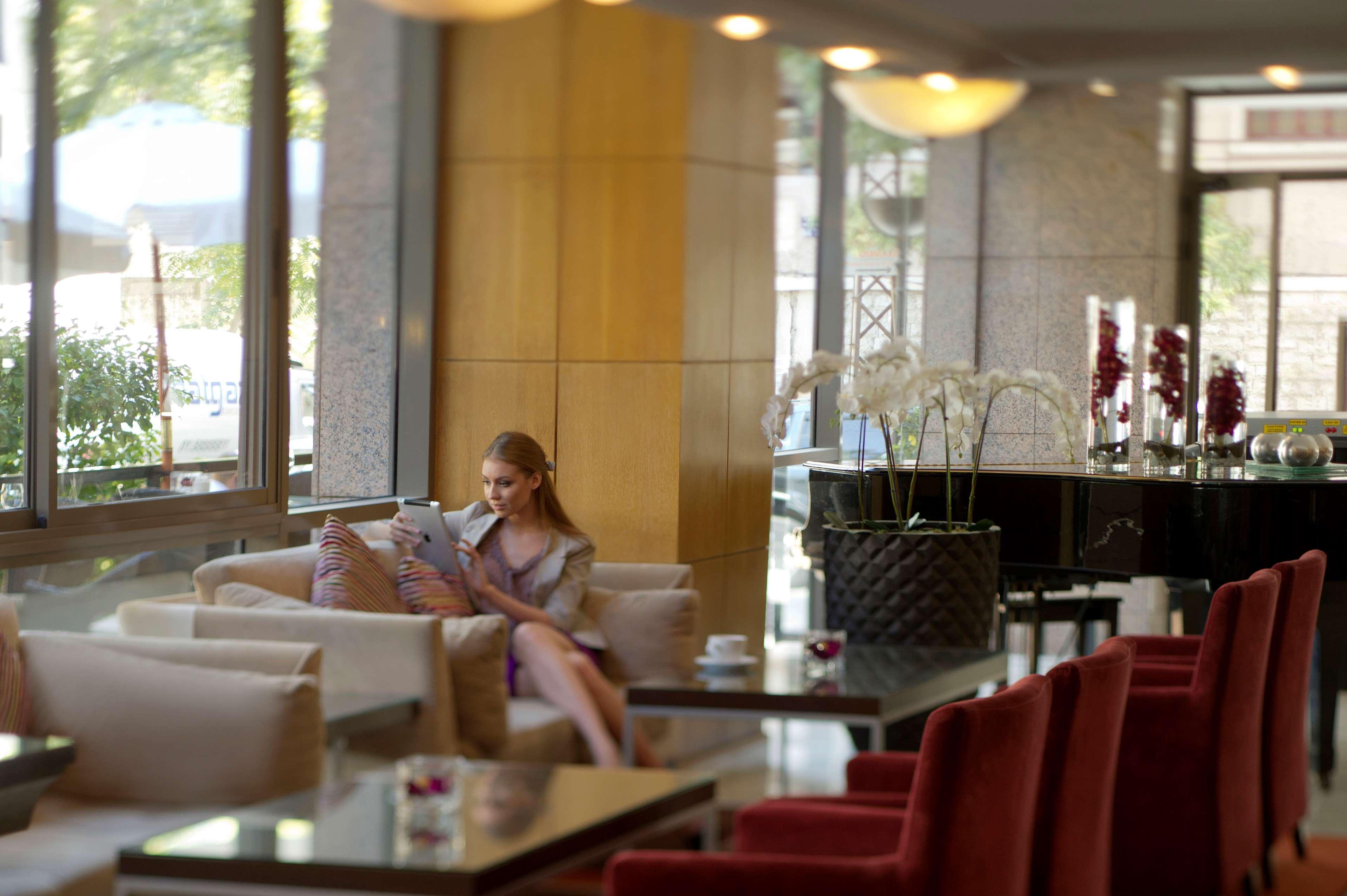 Radisson Blu Martinez Beirut Hotel Екстериор снимка Lobby