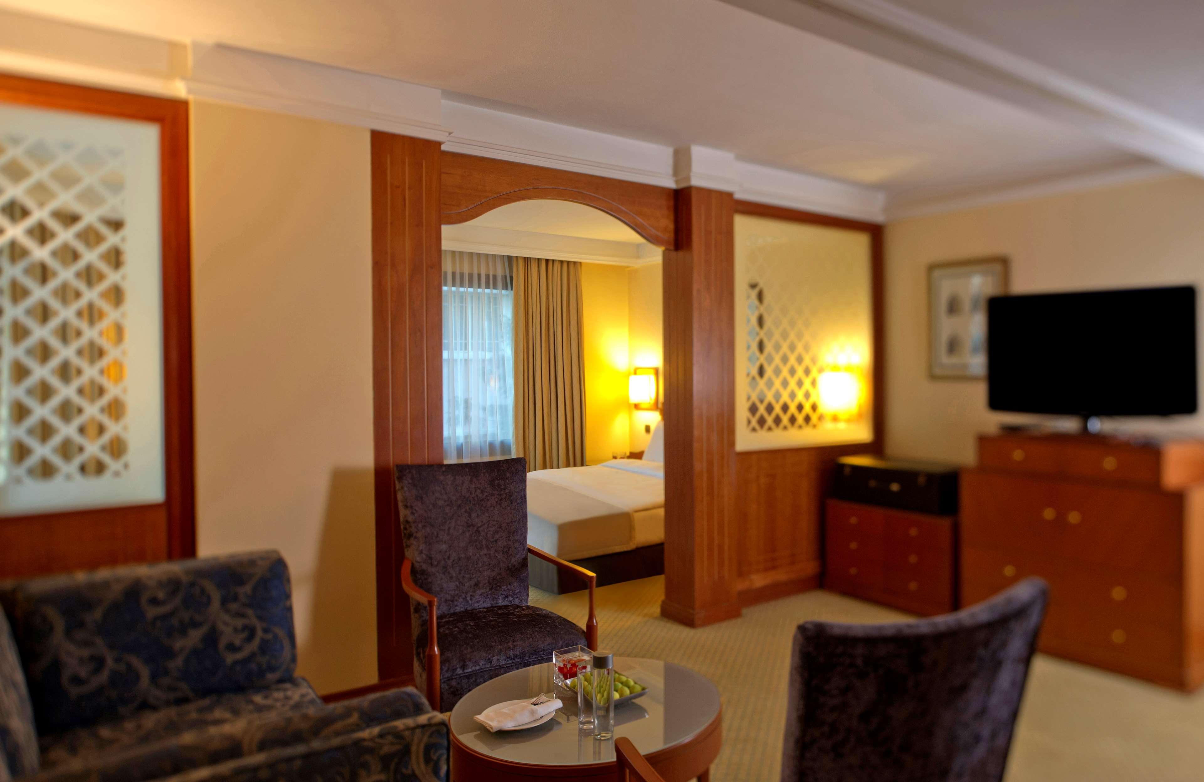 Radisson Blu Martinez Beirut Hotel Екстериор снимка Suite