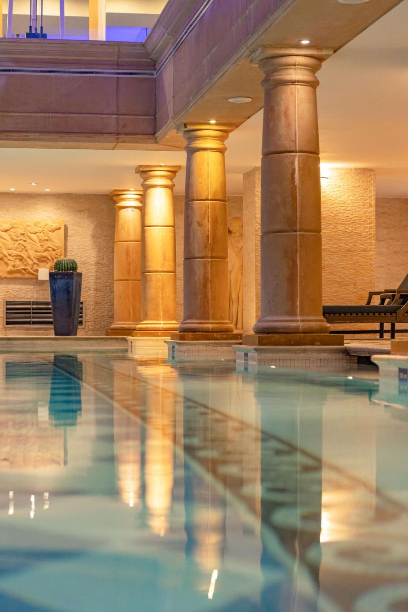 Radisson Blu Martinez Beirut Hotel Екстериор снимка The swimming pool at the hotel