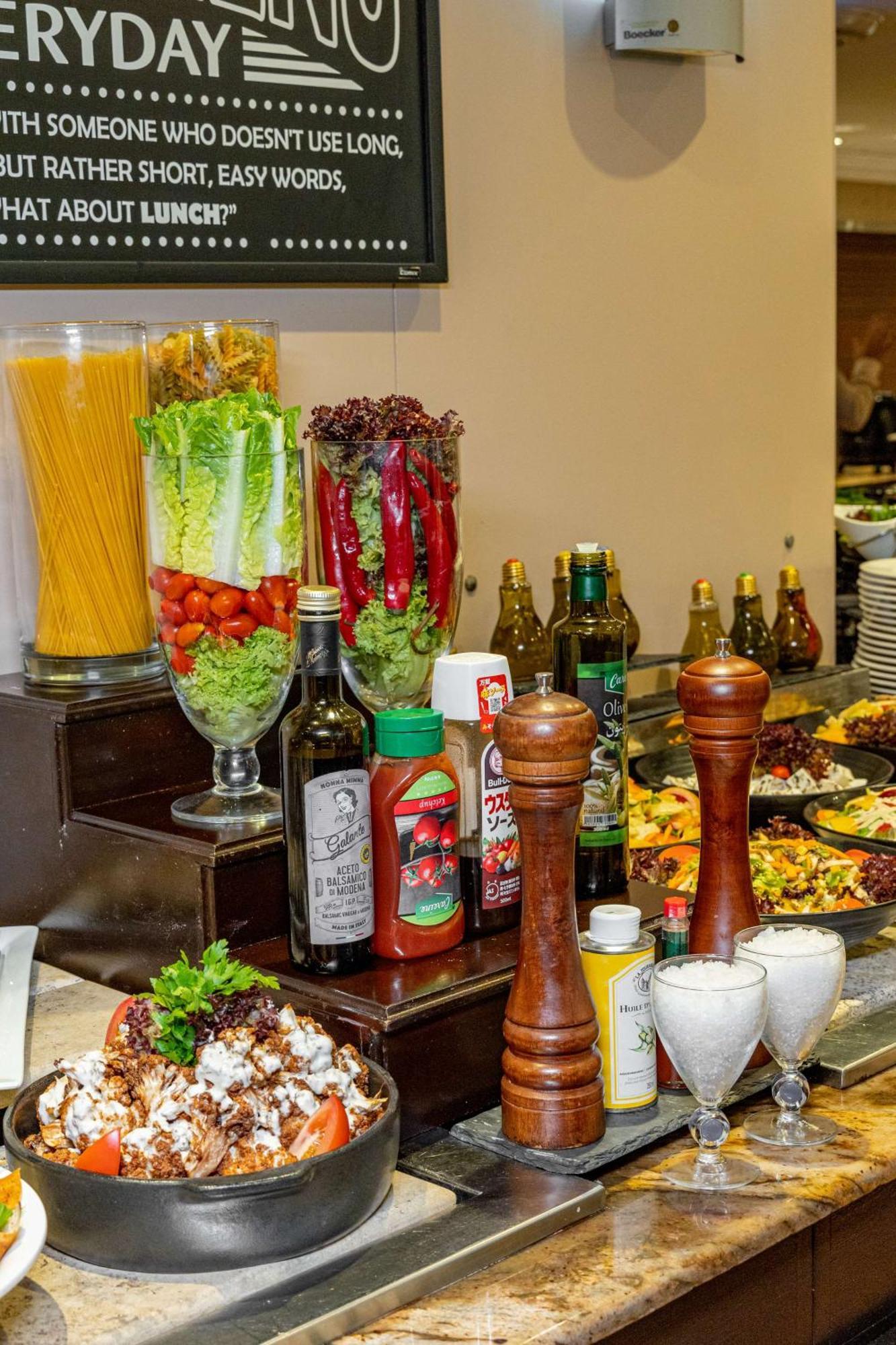 Radisson Blu Martinez Beirut Hotel Екстериор снимка A salad bar