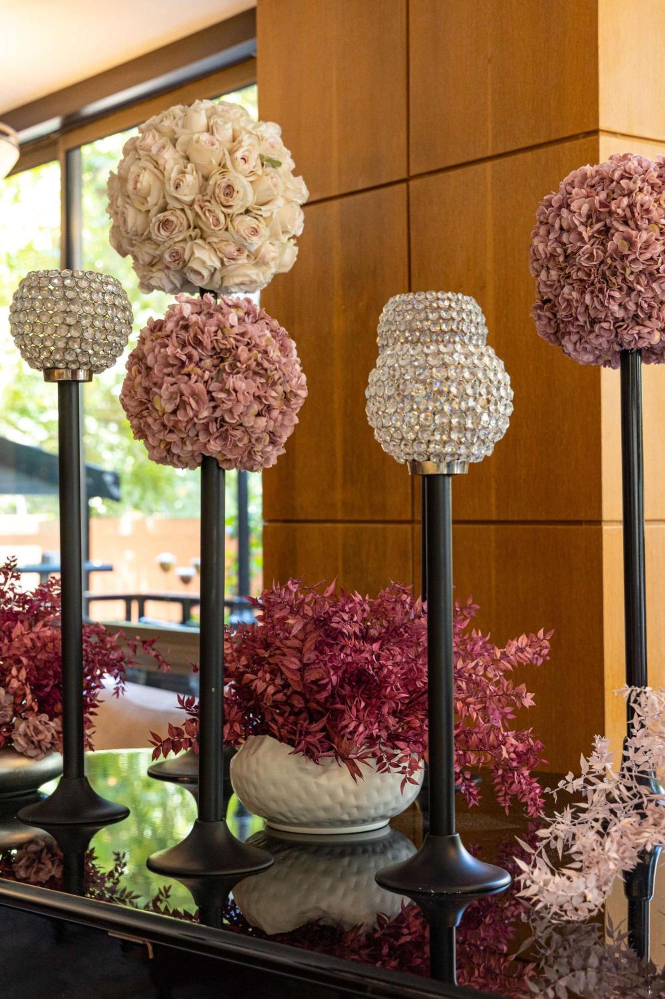 Radisson Blu Martinez Beirut Hotel Екстериор снимка Flower balls