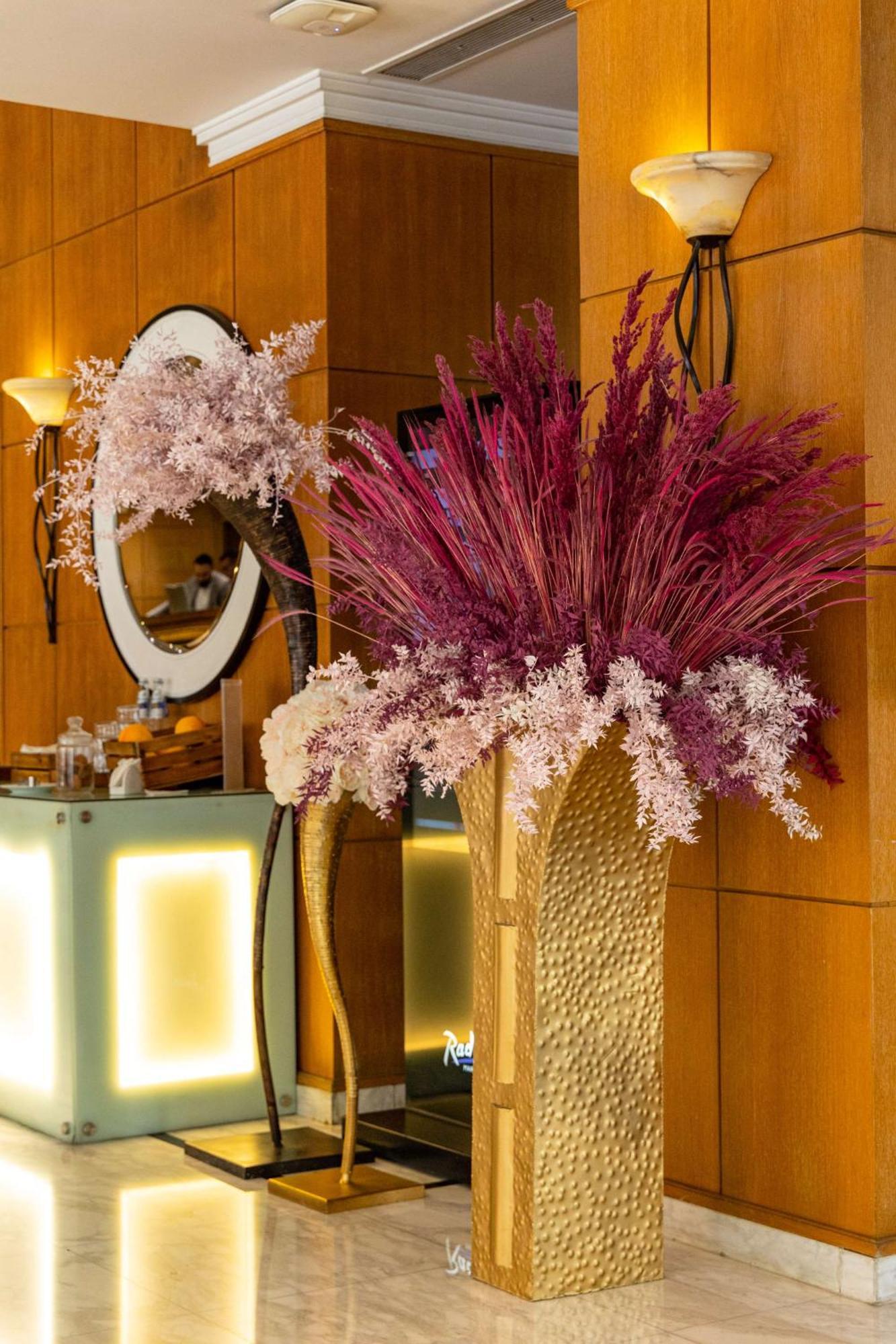 Radisson Blu Martinez Beirut Hotel Екстериор снимка Dried flowers in a vase