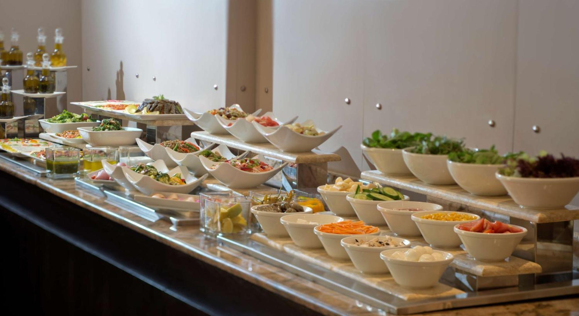 Radisson Blu Martinez Beirut Hotel Екстериор снимка A salad bar