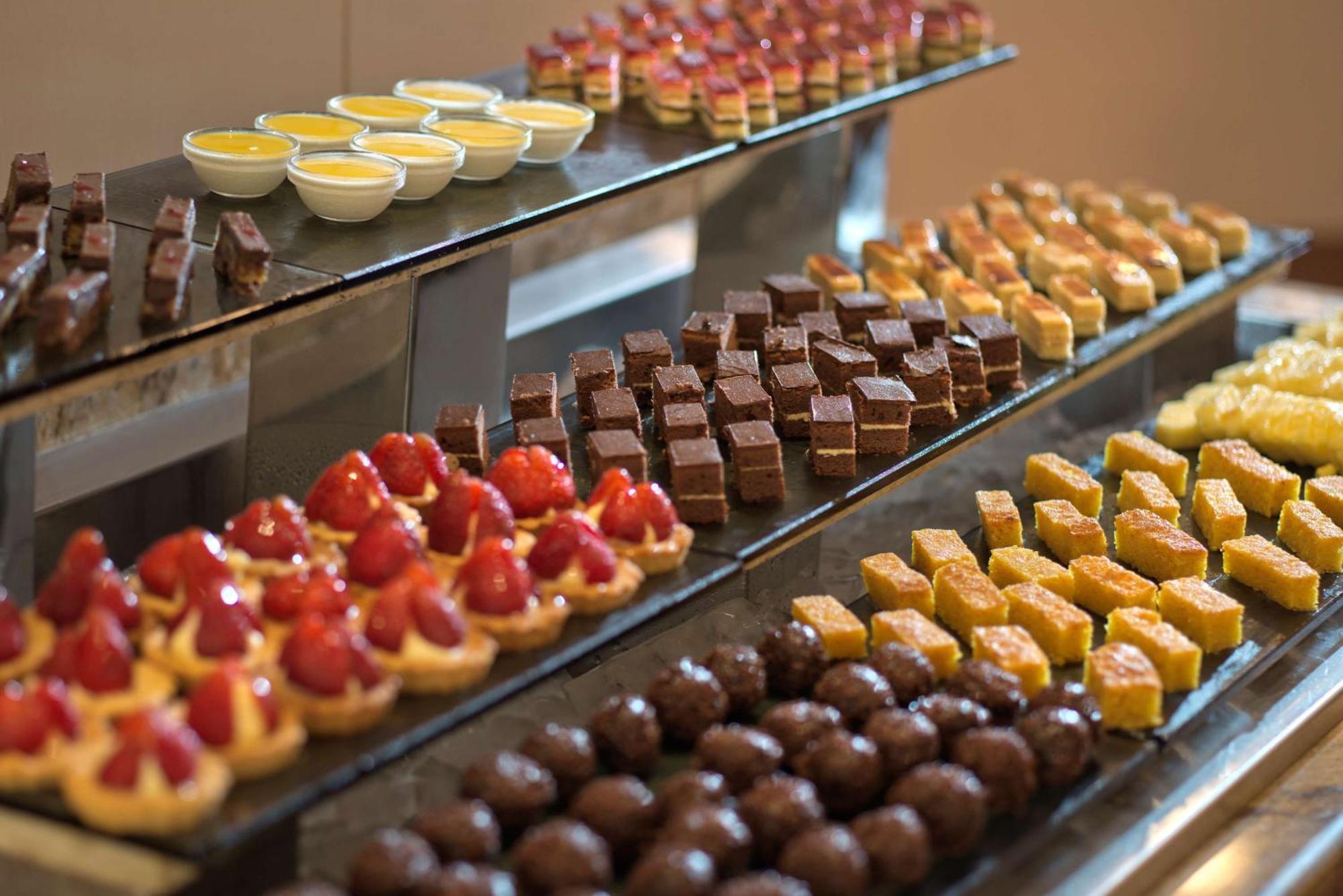 Radisson Blu Martinez Beirut Hotel Екстериор снимка A selection of petits fours