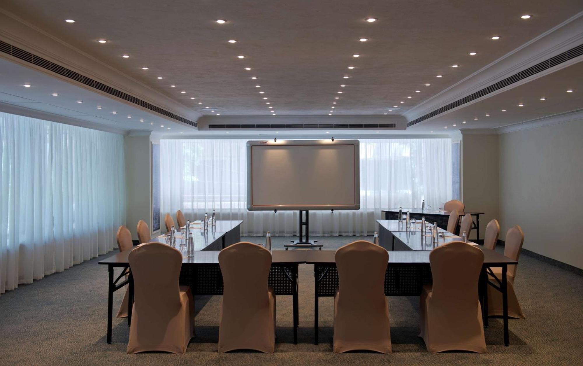 Radisson Blu Martinez Beirut Hotel Екстериор снимка A meeting room