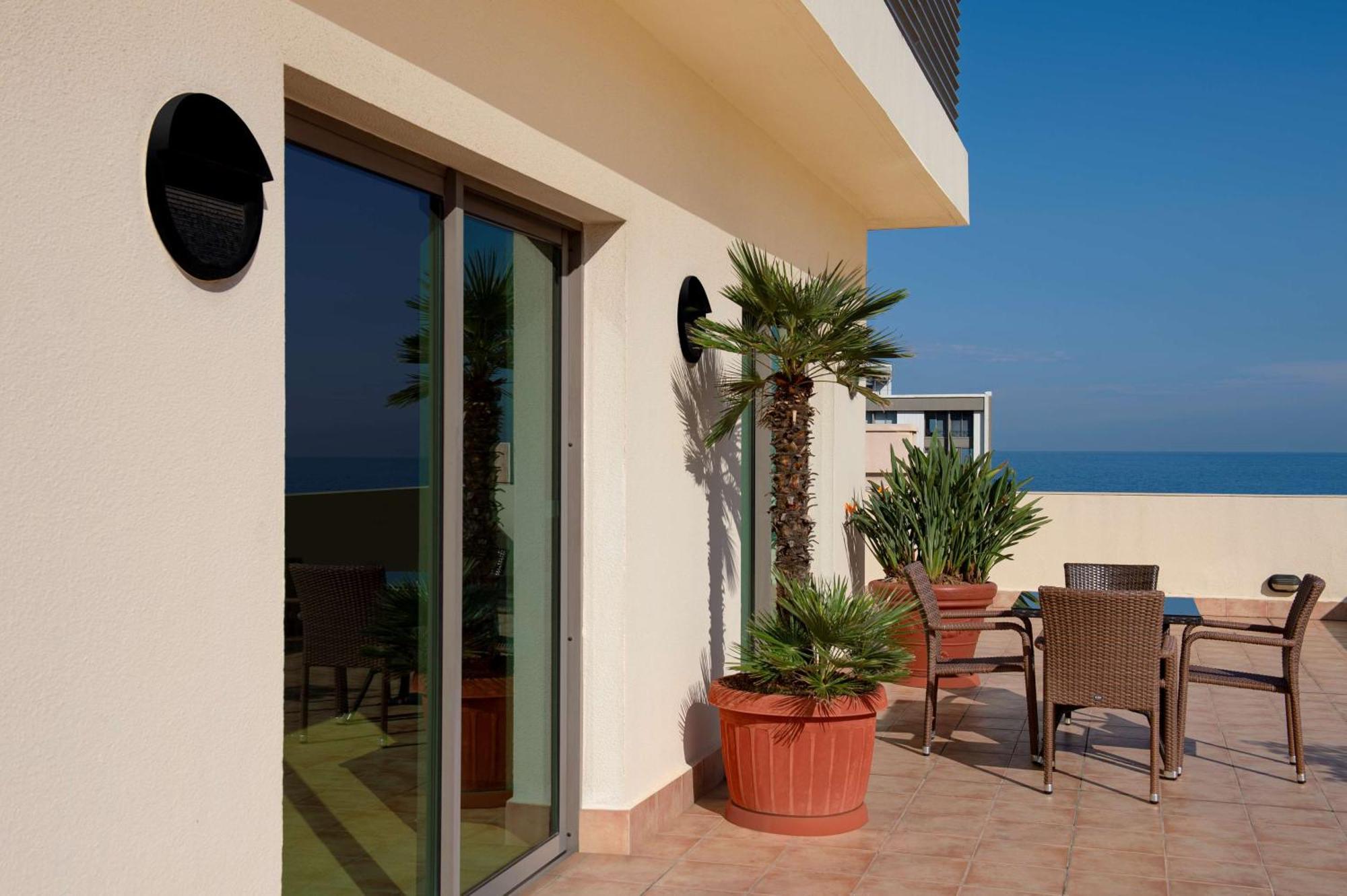 Radisson Blu Martinez Beirut Hotel Екстериор снимка A balcony